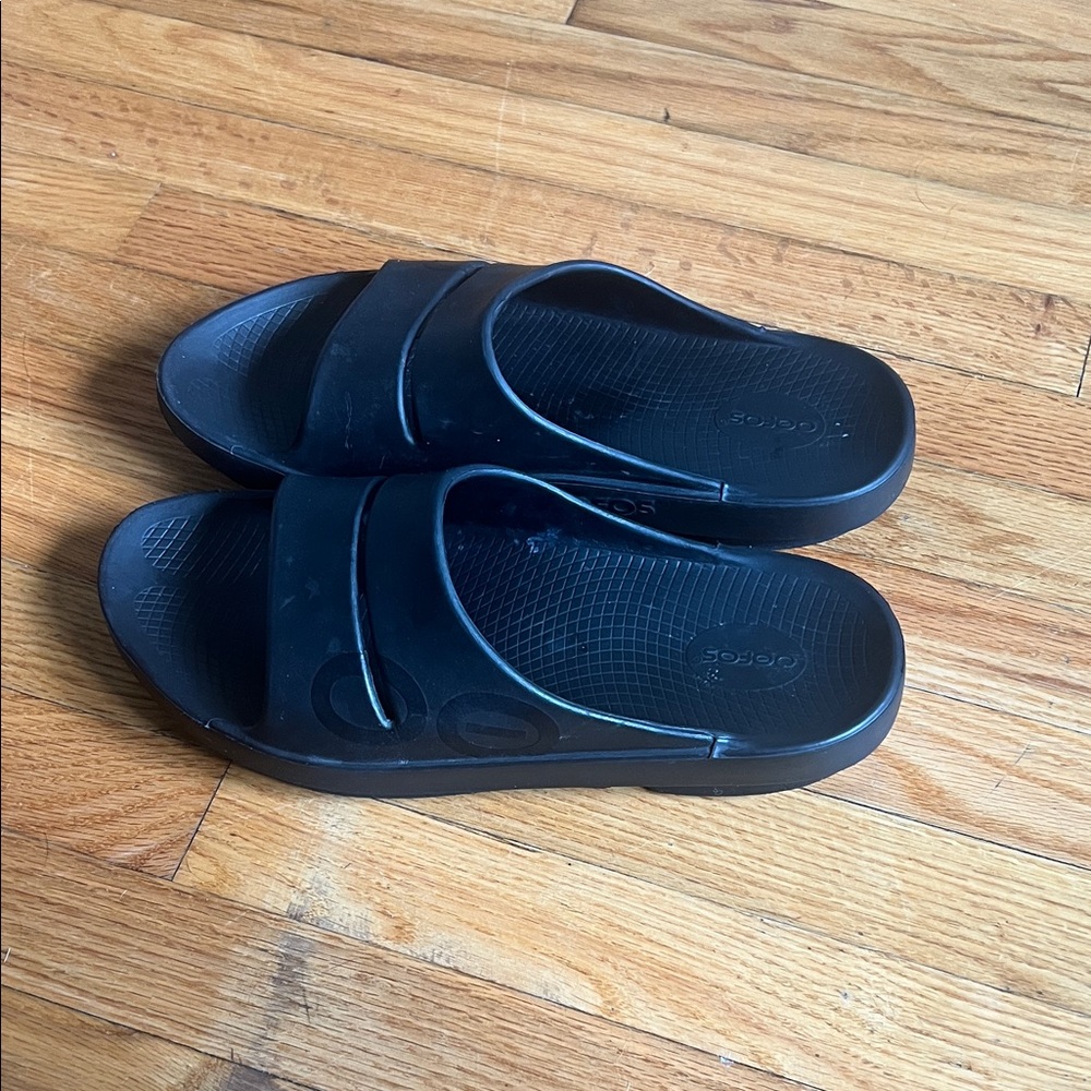 OOFOS Black Men's Sandals